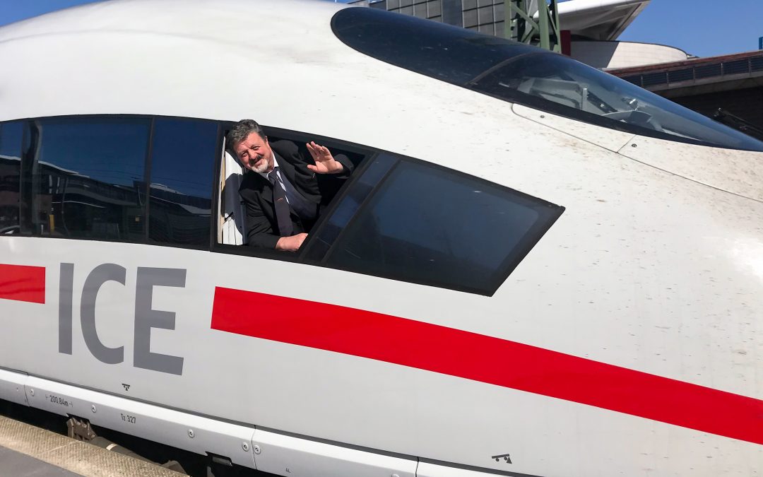 Lokführer Zoran Bošković aus Montenegro winkt aus dem Fenster des Cockpits eines ICE3